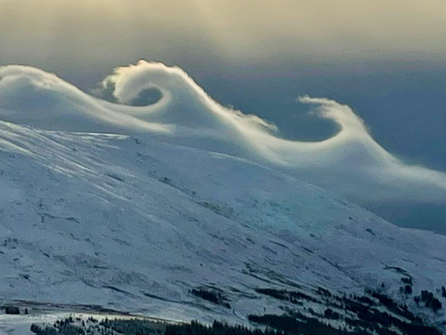 Extremely Rare Wave Shaped Cloud Formation Captured On Camera Talker