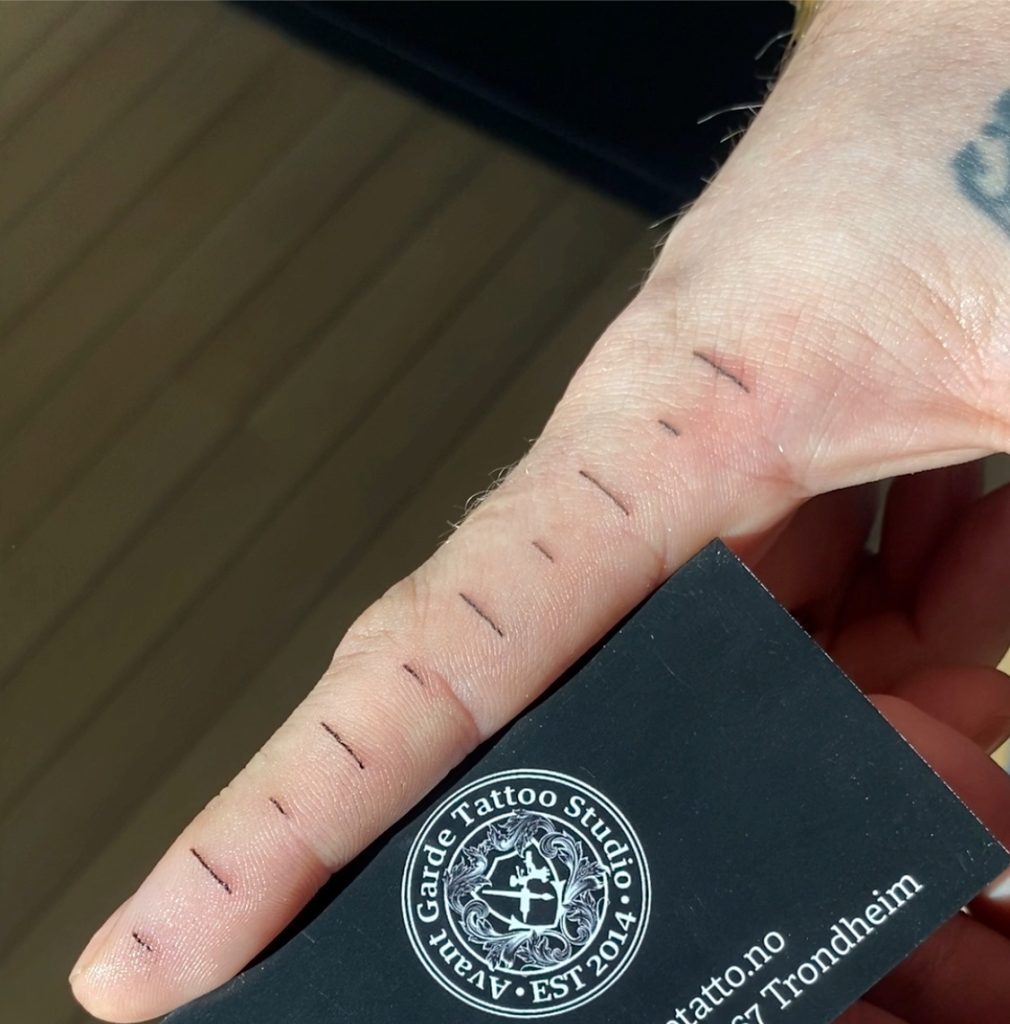 Man gets ruler tattoo on his finger to make life easier, image size:1010x1024